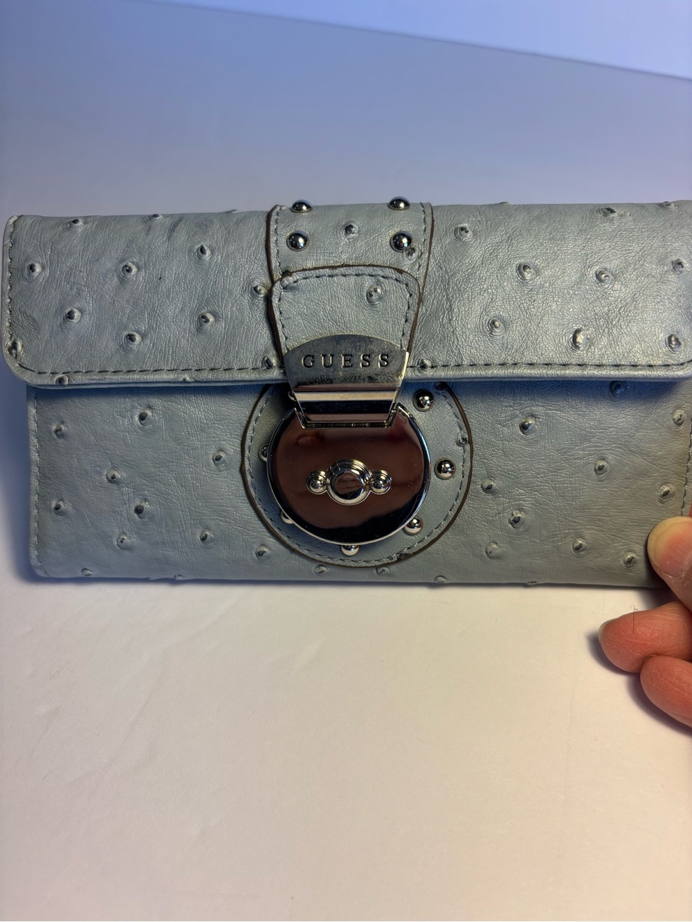 Vintage GUESS Light Gray Ostrich-Texture Wallet with Turn-Lock